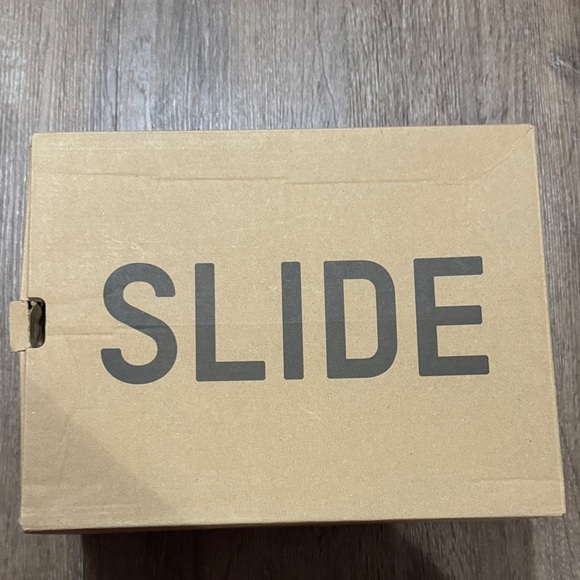 Adidas Yeezy Slide in Resin Tone - Picture 3 of 6